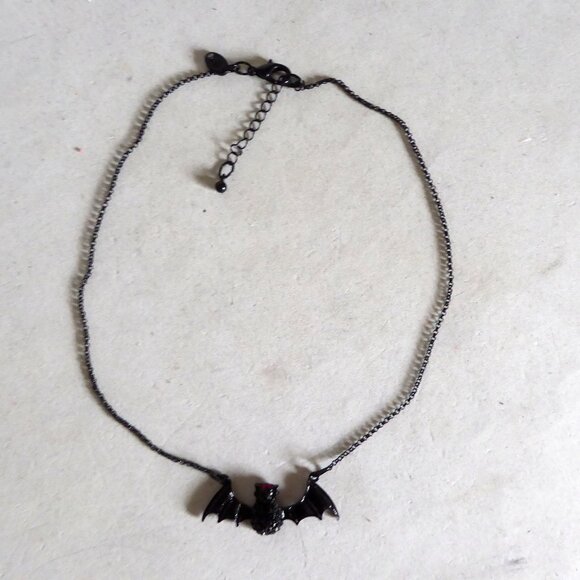 NEW 18” GOTHIC BEJEWELED VAMPIRE BAT WITH RED EYES CHOKER NECKLACE - Picture 5 of 9